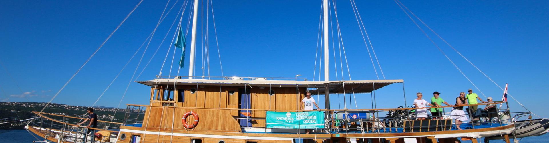Navire de croisière traditionnel Dalmatinka- voilier à moteur en bois