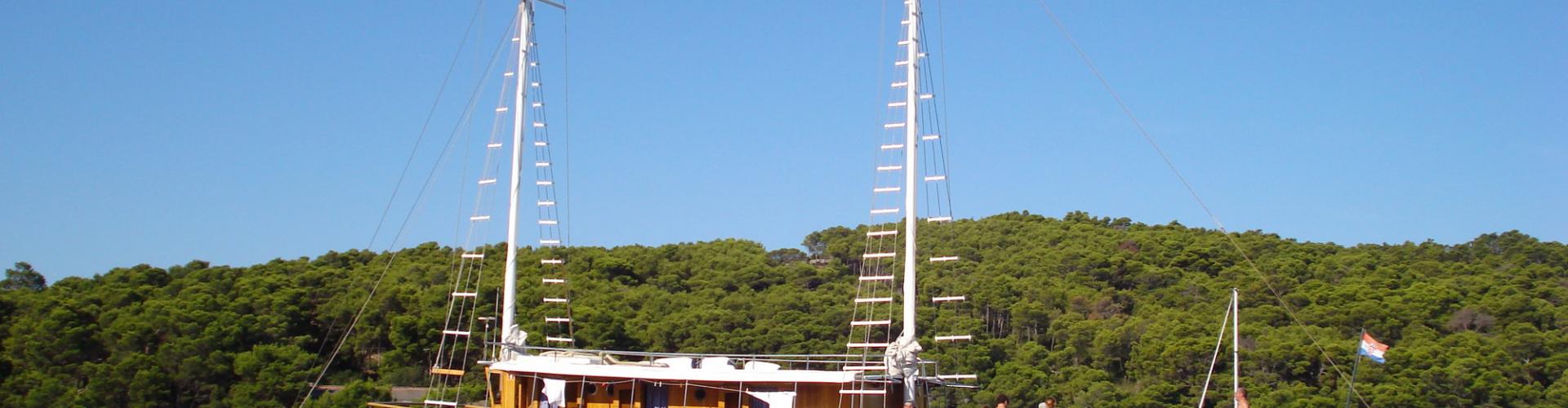 Navire de croisière traditionnel Kalipsa- voilier à moteur en bois