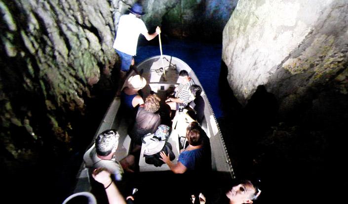 Sightseeing est possible seulement avec les petits bateaux - Blue Cave, Bisevo