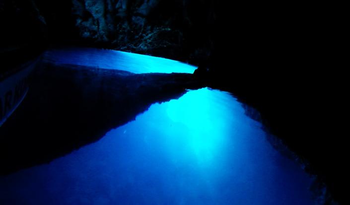 Belles couleurs bleu à l'intérieur de la grotte