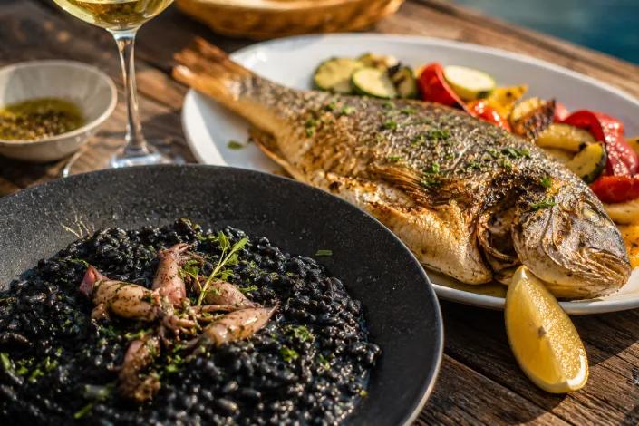 Risotto noir croate à l’encre de seiche et poisson grillé