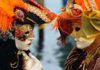 Suivez la folie du carnaval de Venise en bateau !